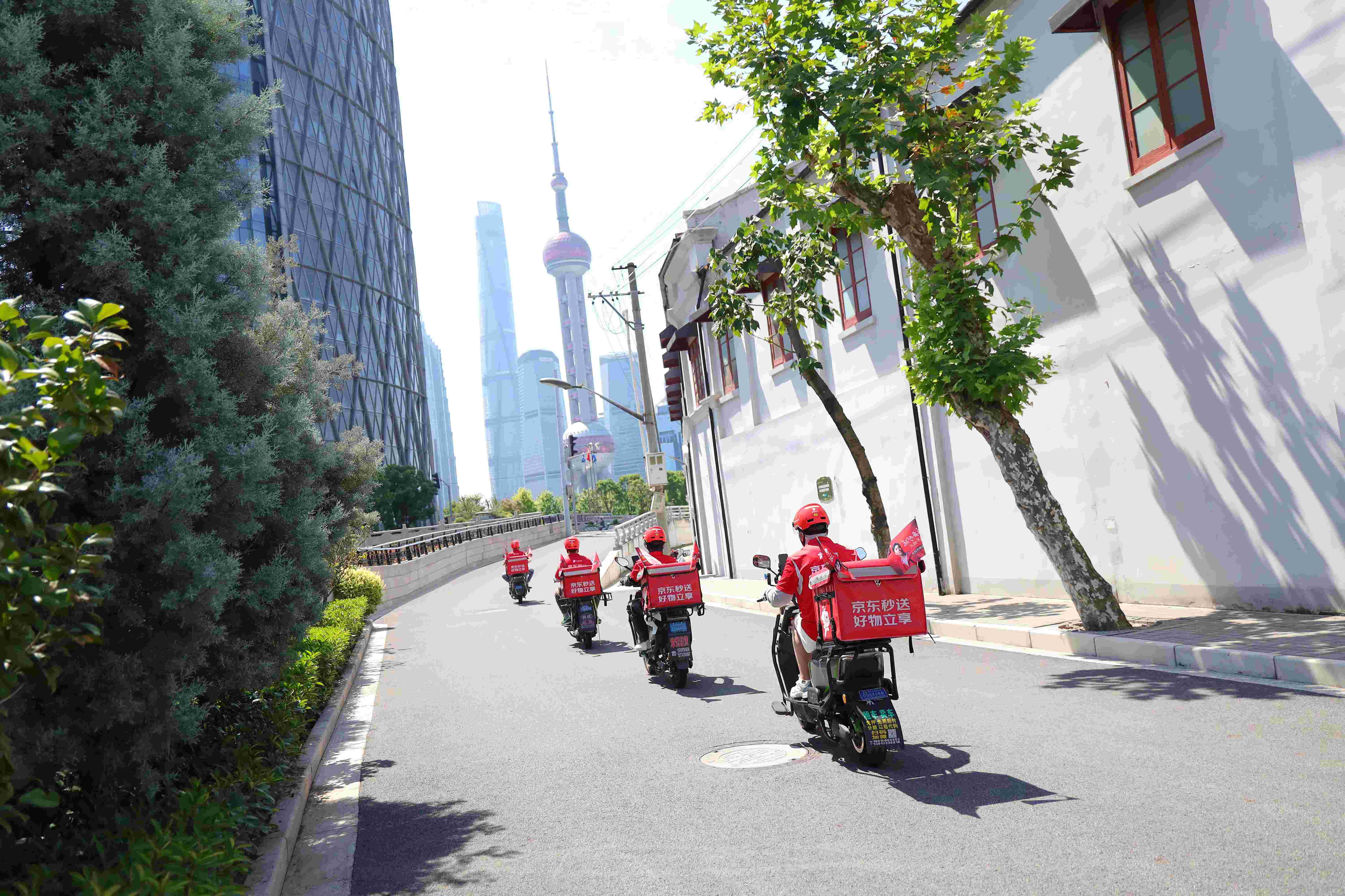 继给快递小哥缴纳五险一金后，京东成为首个为外卖骑手缴纳五险一金的平台