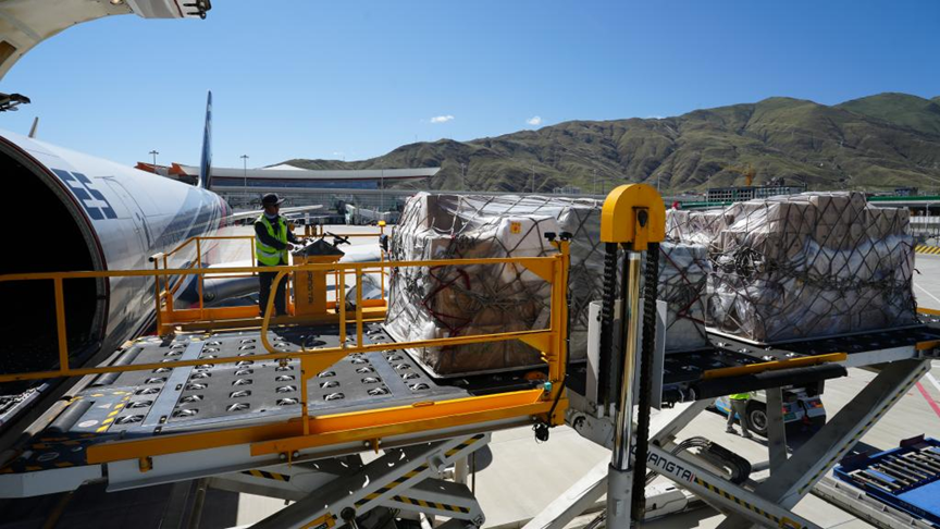 三部门发文健全农村客货邮融合发展服务体系;七部门探索金融供应链 “脱核” 模式;上海支持开展具身智能在物流装配领域的应用建设