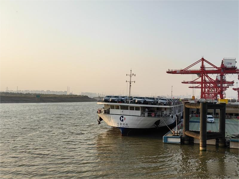 南京区域性航运物流中心建设再提升；1~10月国家铁路发送货物33.78亿吨；粤湘双向电商班列开行