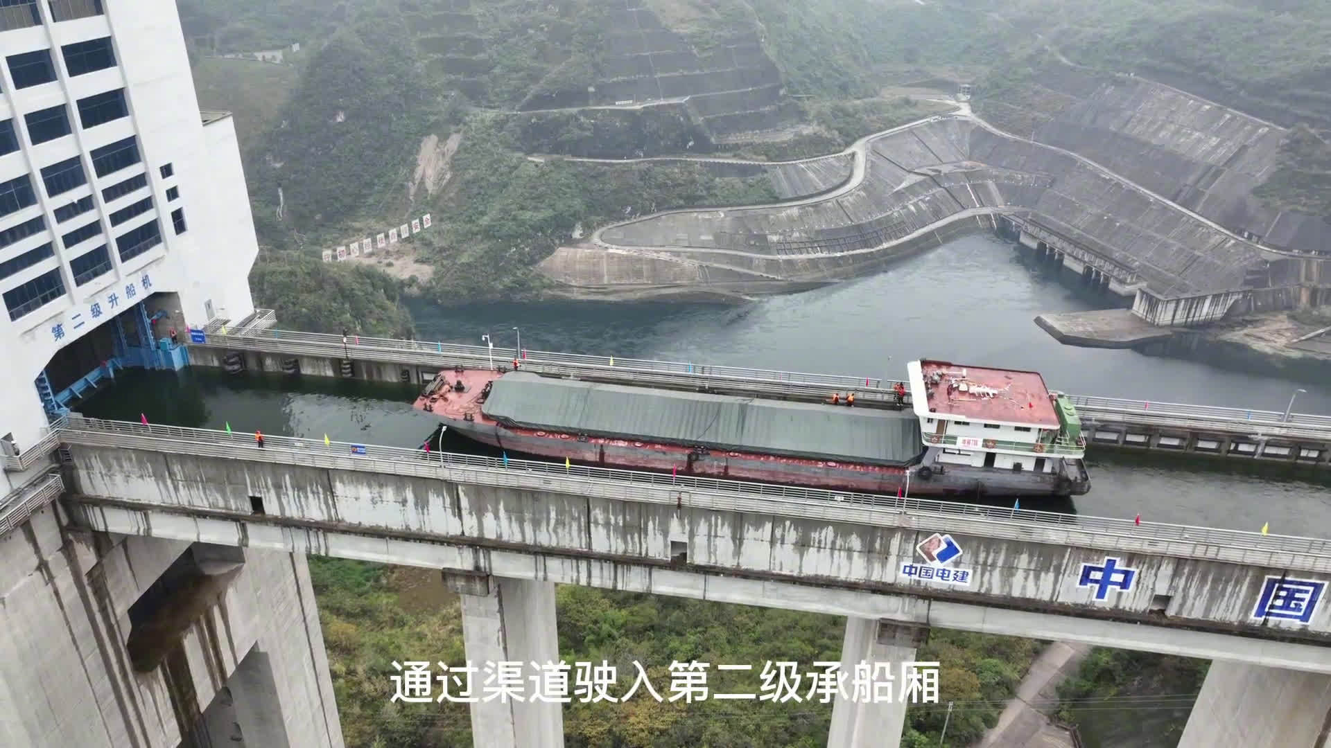 船开上高架是种什么体验？网友：不晃，就是腿软......