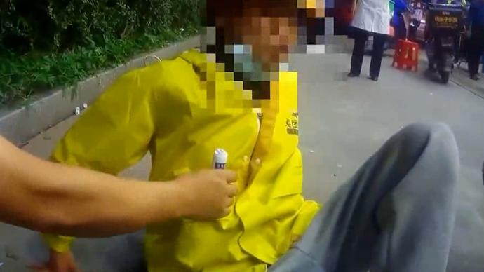 外卖小哥疲劳倒地哭泣获众人帮助，害怕花钱一度不肯就医