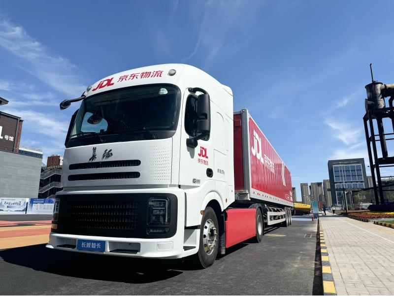 长安汽车2026年前推出长安飞行汽车产品、2027年前发布人形机器人产品；小鹏汽车p7智能座舱芯片众筹已达成，即刻启动研发工作