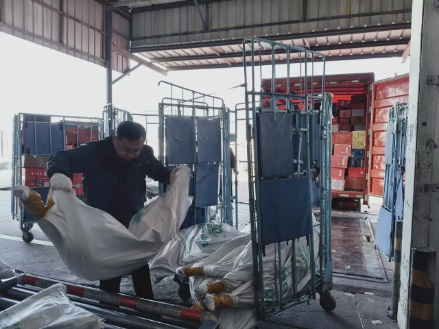 东航物流华北分公司助力巴彦淖尔春节年货“羊”帆起航