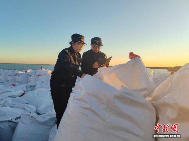 同江水运口岸首批铜精矿进口业务顺利启航