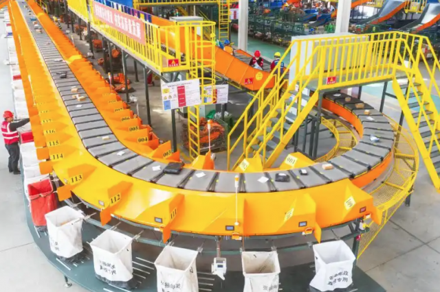 前三季度我国快递业务量同比增长17.2%；快递企业备战“双11”首个高峰