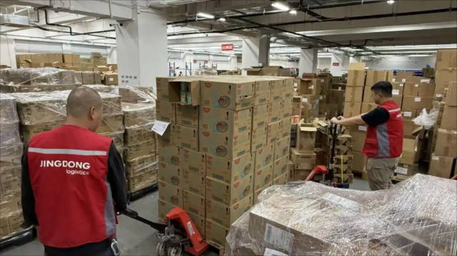 香港大埔发生火灾，京东、顺丰、中通、极兔等捐款捐物，奇瑞、吉利、比亚迪、广汽、小鹏、宁德时代同心驰援