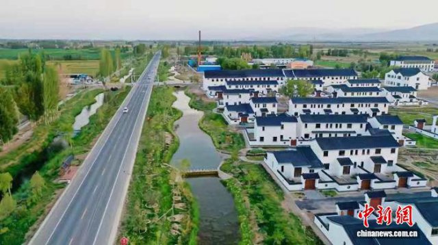 甘肃农村交通网络密织“靓丽风景”：人享其行，货畅其流