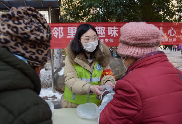浓情腊八暖邻里   趣味手工聚人心