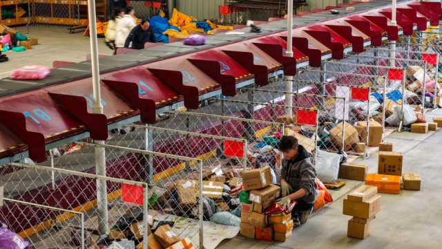 我国快递包装绿色转型加快 年回收复用纸箱超8亿个；今年前11个月我国航空货运整体向好