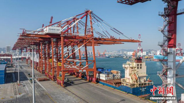 今年1月山东港口青岛港连开4条集装箱外贸航线 与全球超700个港口互通